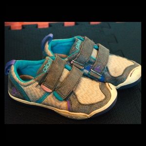 Girls Plae sneakers size 10.5